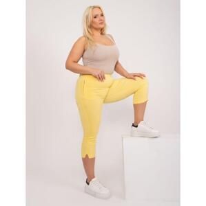 Dámske 3/4 nohavice s rozparkom plus size ROMA svetložltá