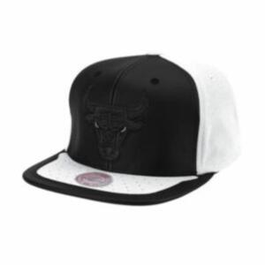 Mitchell & Ness NBA Day One Snapback Bulls White/Black - Unisex - Šiltovka Mitchell & Ness - Biele - 6HSSMM19224-CBUWHBK - Veľkosť: UNI